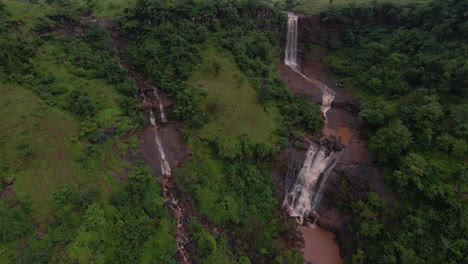 fotografía de un dron fpv de una hermosa cascada en el sur de gujarat durante el monzón