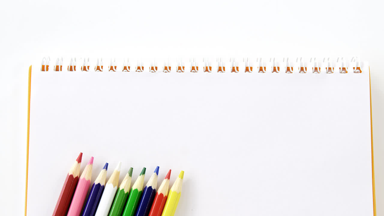 lápices de colores guardados en el libro en espiral