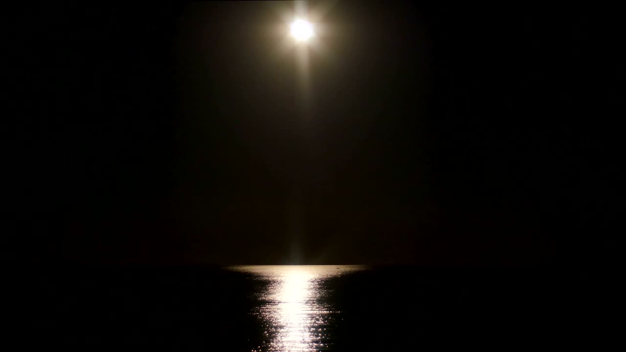 바다 위의 보름달 4k