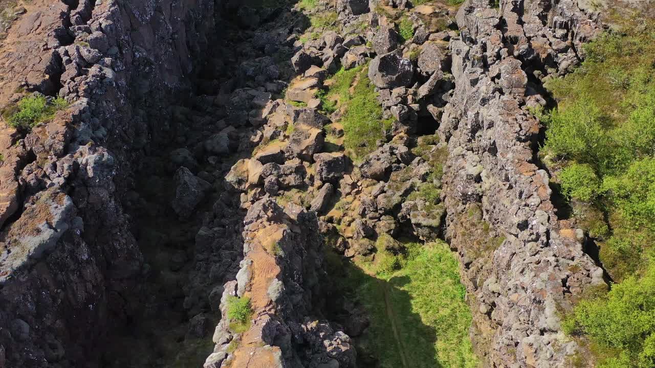 incline la antena sobre la placa tectónica de la dorsal del atlántico medio en thingvellir, islandia