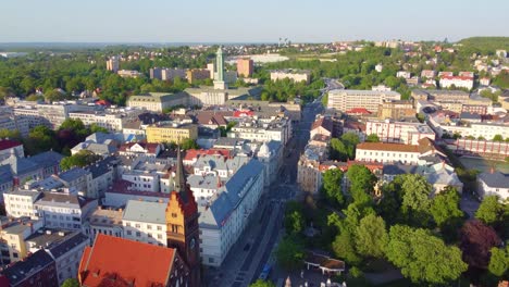 vista aérea del centro de la ciudad de ostrava, república checa con edificios de arquitectura, torre y reloj