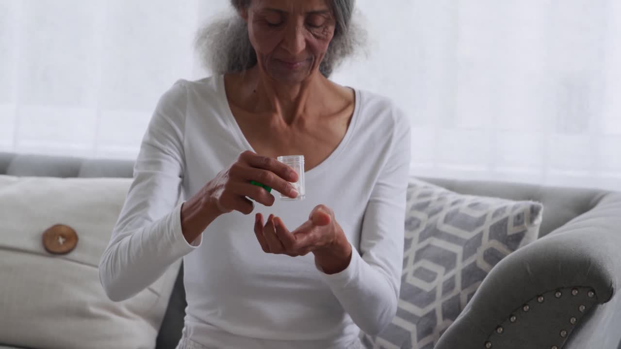 mujer madura en casa