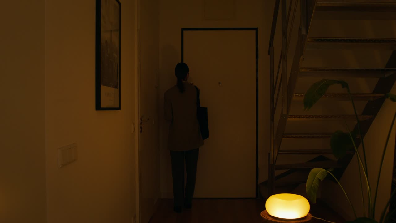Kvinde går gennem lejligheden om natten