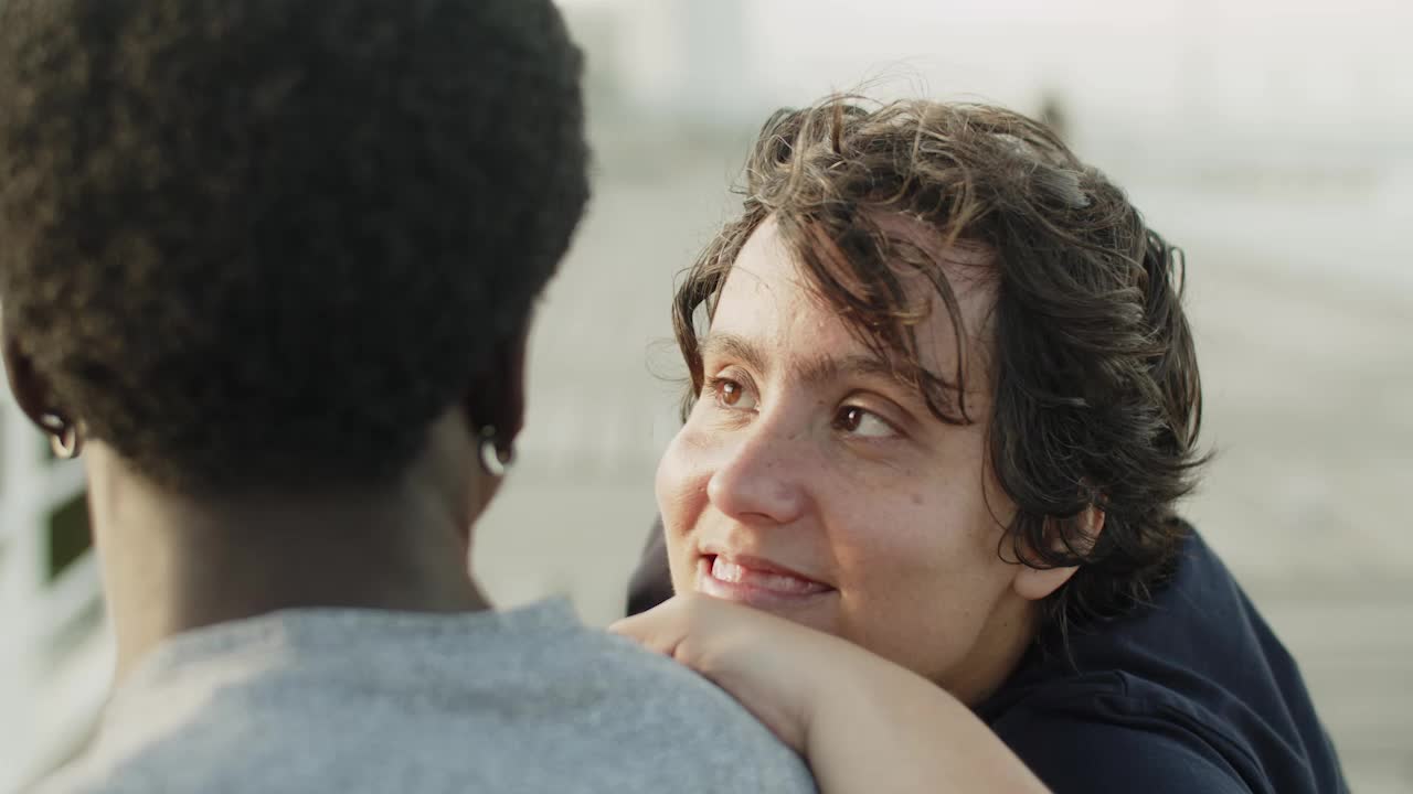 primer plano de una mujer feliz apoyada en el hombro de su novio