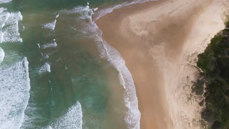 La-Luz-Del-Sol-A-Través-De-Arenas-Doradas-En-La-Playa-Sawtell-Con-Ondulantes-Olas-En-Nueva-Gales-Del-Sur,-Australia