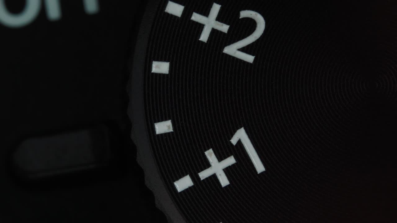 экстремальный макро-вид на изменение экспозиции компенсации колеса индикаторов настройки на беззеркальной или dslr камеры, подробные кадры. ретро винтажный стиль. концепция фотографического или кинопроизводителя оборудования.