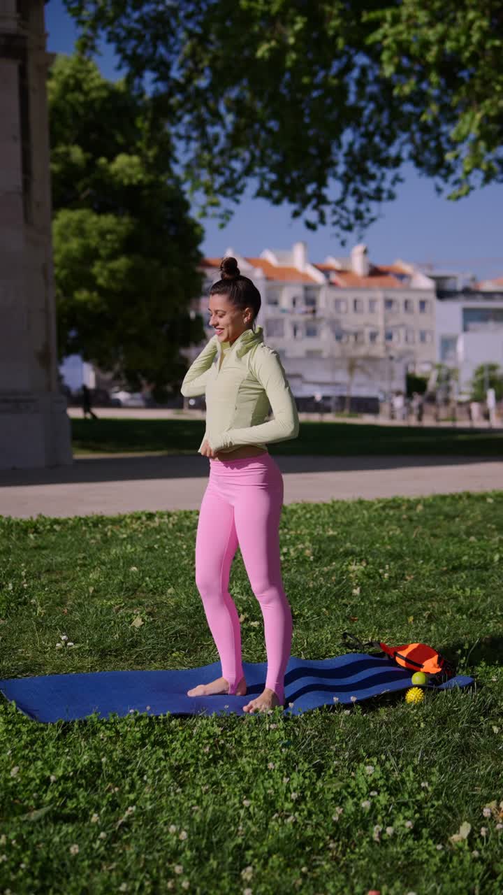 mujer practicando yoga en un parque