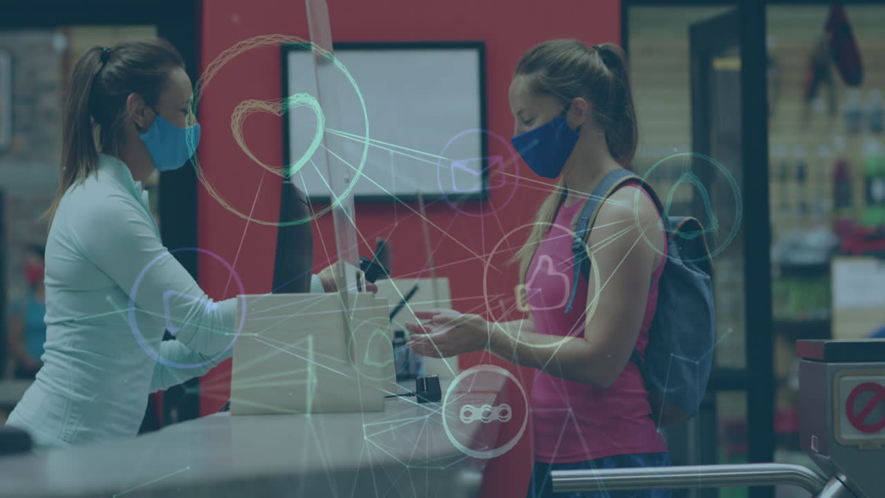 animación de iconos de los medios sobre una mujer caucásica con máscara facial desinfectando las manos