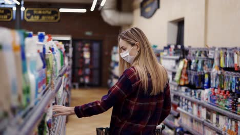 Mujer-Eligiendo-Detergente-En-Artículos-Para-El-Hogar-En-La-Tienda.