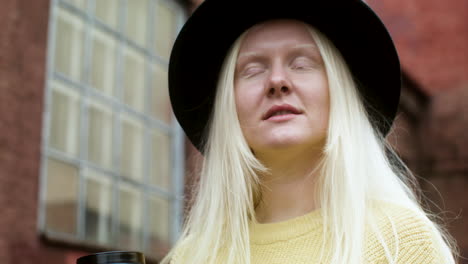 mujer con sombrero negro al aire libre