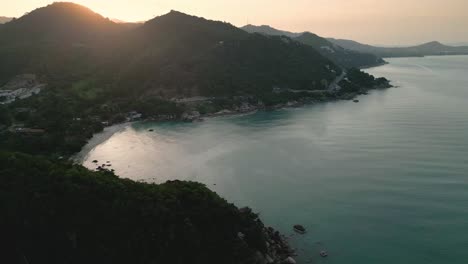 Un-Dron-Revela-La-Naturaleza-De-La-Bahía-En-La-Playa-Tropical-De-Koh-Samui,-Tailandia,-Al-Atardecer