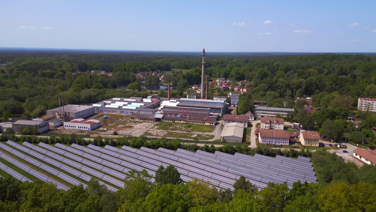 espectacular vista aérea de arriba del vuelo de la fábrica de la planta de campo solar en el pueblo de chlum, república checa verano de 2023