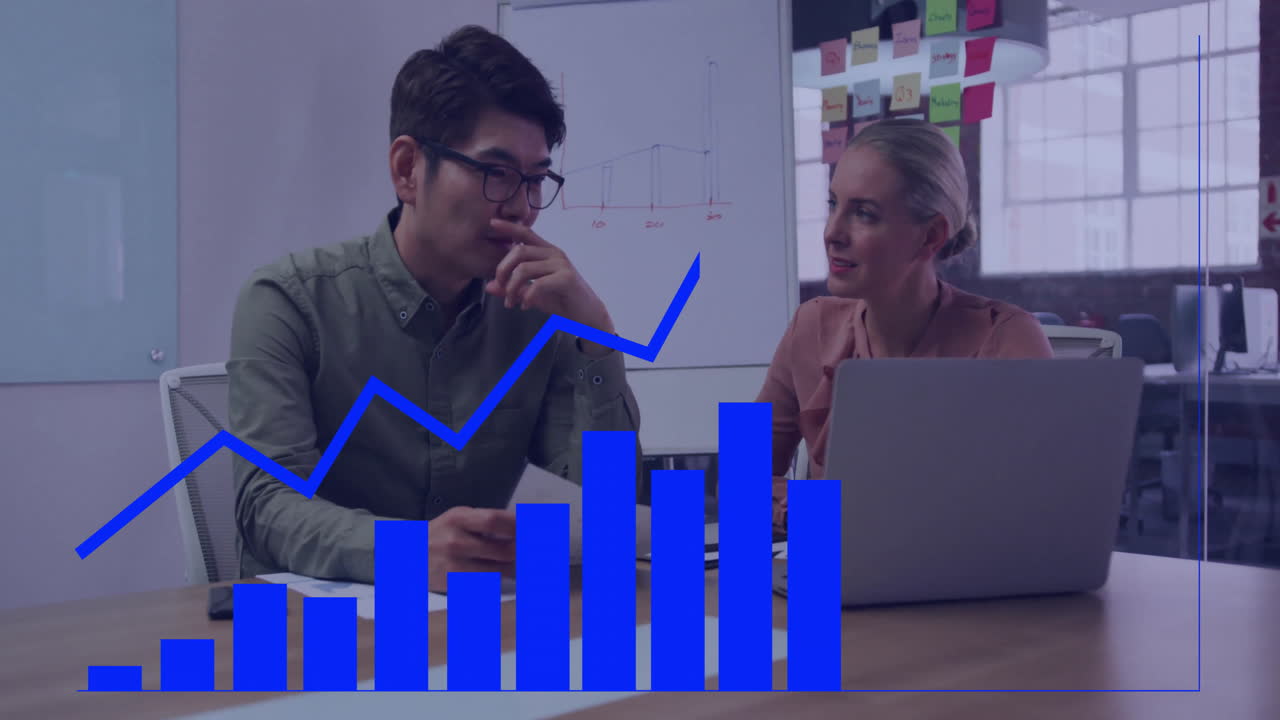 animación de diagramas sobre diversos colegas discutiendo el trabajo en la oficina