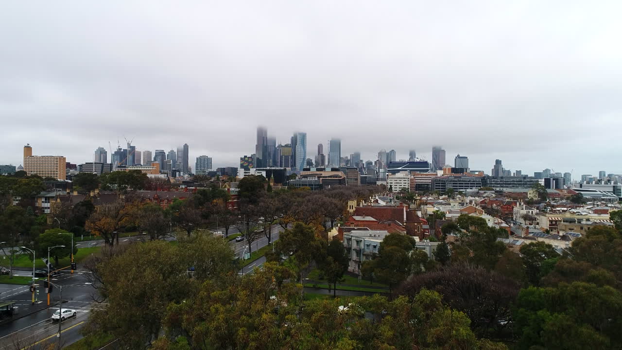 drone revelan brumoso melbourne con nubes