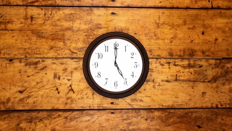 un reloj redondo montado en el lado. timelapse 4k