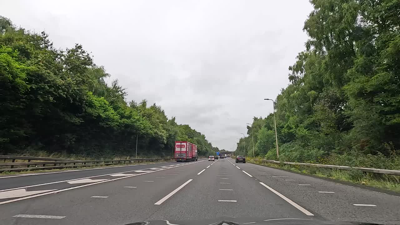 버밍엄 의 고속도로 에서 이동 하는 차량 들