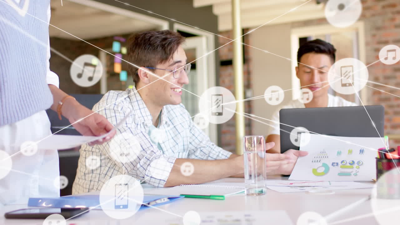 다양한 동료들이 사무실에서 함께 토론하는 디지털 아이콘 네트워크의 애니메이션