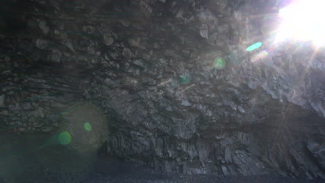 cueva volcánica en la playa de reynisdrangar, vik, islandia
