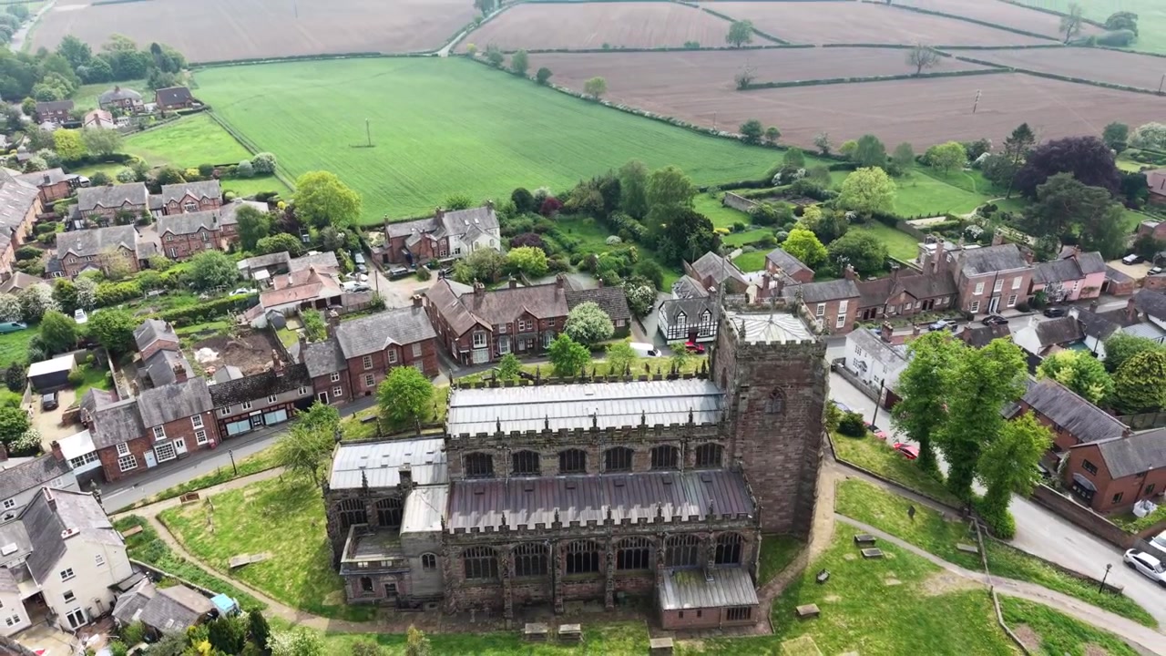 Nhà thờ St Oswald tuyệt đẹp và khu vực Malpas xung quanh - drone hạ gimbal xuống và tiết lộ cảnh quay dronie, Cheshire, Vương quốc Anh