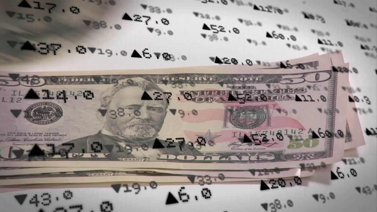 animación del procesamiento de datos del mercado de valores en primer plano de la mano manteniendo billetes de dólar en la superficie gris