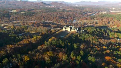 Imágenes-Aéreas-De-Drones-De-Las-Propiedades-De-Biltmore-En-Asheville,-Nc-En-Otoño