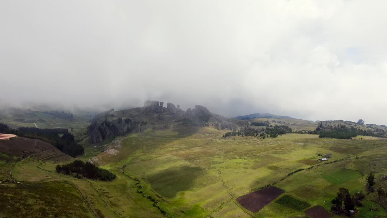 페루 북부 카자마르카 시 근처의 쿰베 마요에 푸른 풍경이 있는 거대한 바위 기둥 위로 안개가 자욱한 하늘