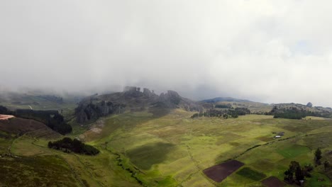 cielo neblinoso sobre enormes pilares de roca con un paisaje verde en cumbe mayo cerca de la ciudad de cajamarca, norte de perú