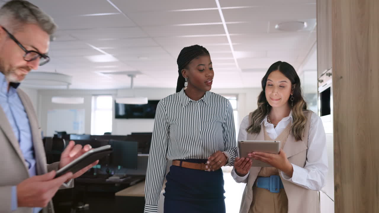 mujeres de negocios, tableta y caminar en la oficina