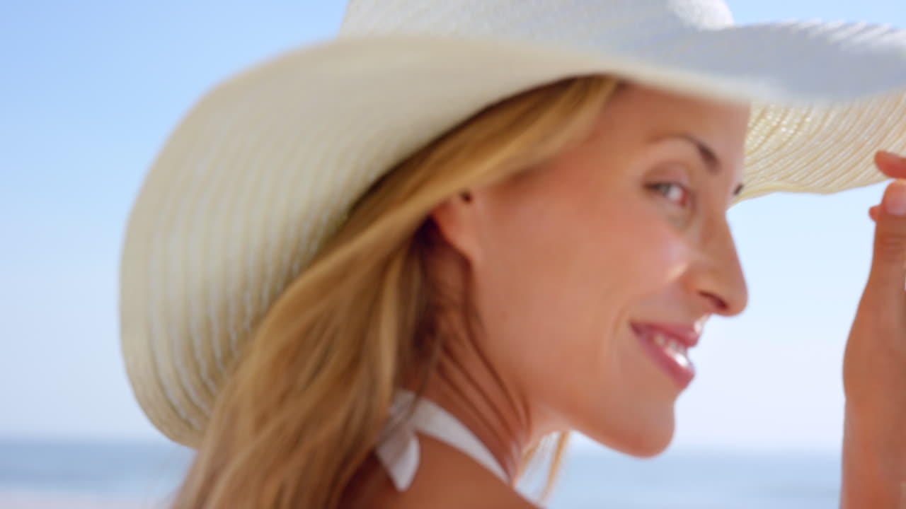 Una bella donna che si sta divertendo un mondo