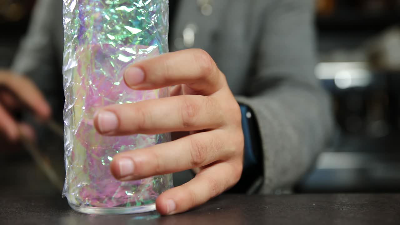 el camarero preparando un cóctel.