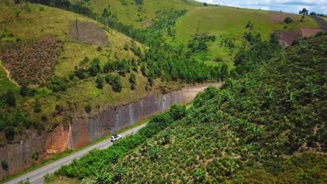 Vehículo-Recreativo-Navegando-Por-Una-Carretera-Asfaltada-A-Través-De-Montañas-En-Uganda,-África-Oriental