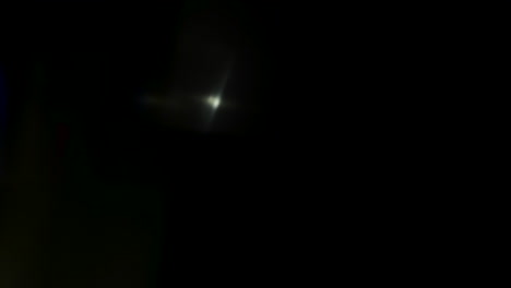 bellos e impresionantes reflejos de luz y rayas azules anamórficas tomadas en negro con lentes anamórficos de cine de alta gama como fondo, superposiciones de fugas de luz o transiciones para editores