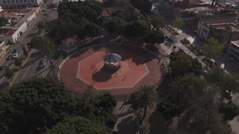 aerial view where you can see the kiosk of paseo bravo and see people running