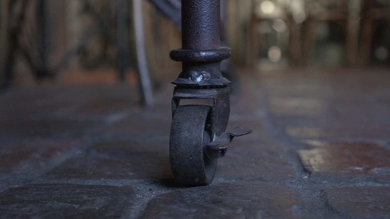 rueda de muebles históricos antiguos en un restaurante de lujo