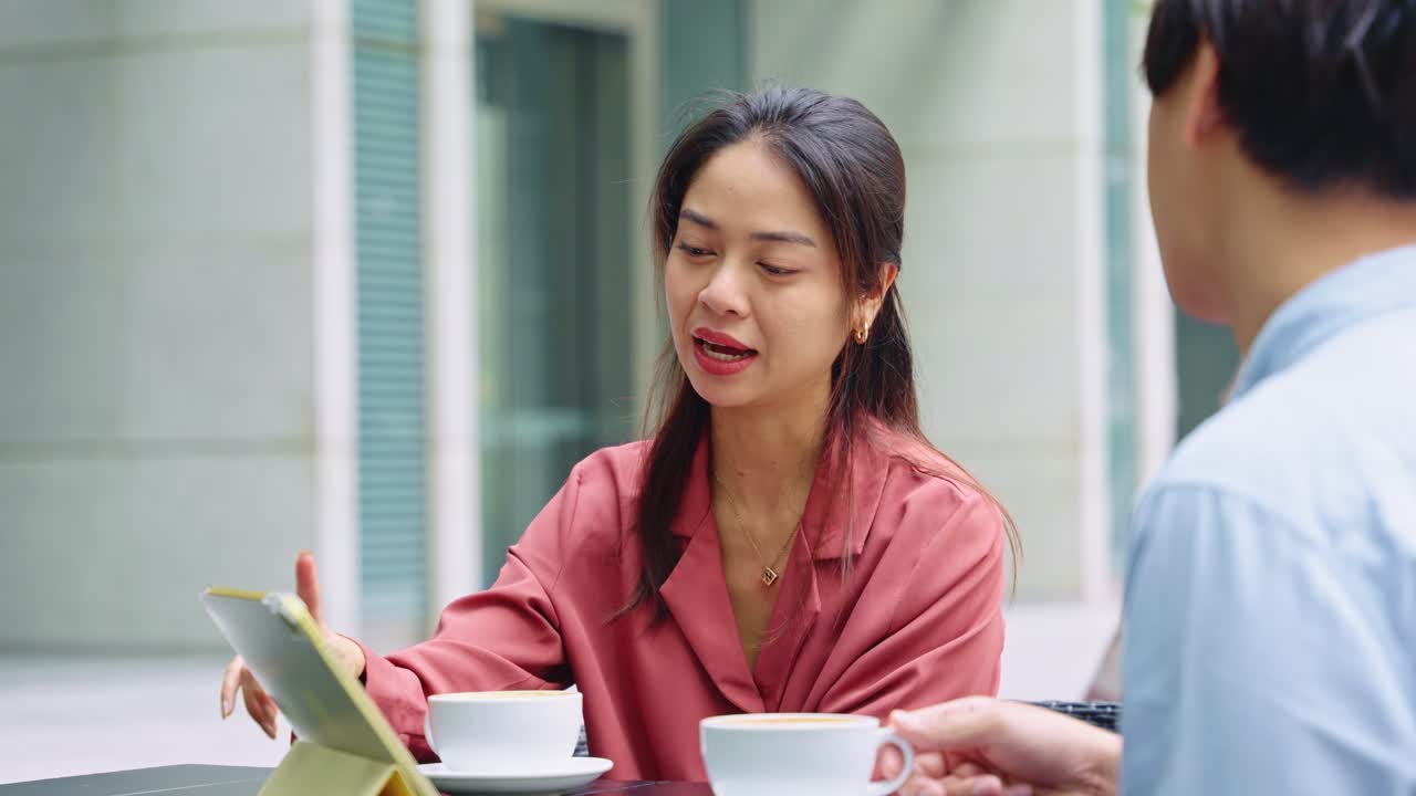 カフェで会話する人々