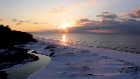 Bunter-Wintersonnenuntergang-Am-Ufer-Des-Golfs-Von-Riga-In-Lettland-Weiße-Düne-Von-Saulkrasti