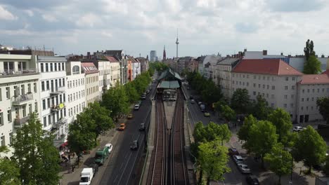 Berlín-Eberswalder-Strasse,-Torre-De-Televisión-Panorámica,-Azotea,-Pájaro-Volando