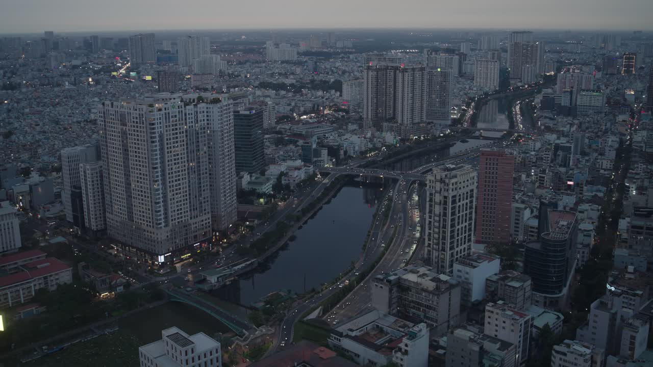 Vietnam, Ho Chi Minh Şehrinde Akşam Trafiği - Alacakaranlıkta Hava Çekimi
