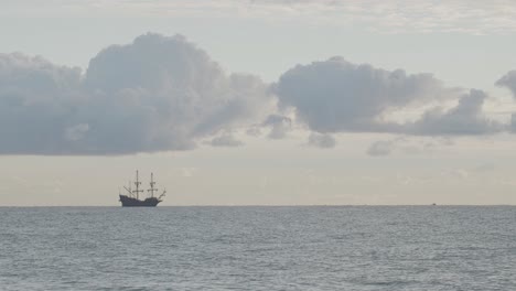 Réplica-De-Galeón-Andaluza-Del-Siglo-XVI-Anclado-En-El-Mar-Mediterráneo-En-Un-Hermoso-Día-Nublado-Al-Amanecer