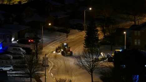 Hochwinkelansicht-Von-Zwei-Schneepflugtraktoren,-Die-Nachts-Ohne-Verkehrsbewegung-Schnee-Von-Der-Straße-Entfernen