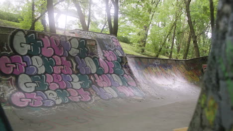 Kaukasischer-Junge,-Der-Im-Park-Skateboard-Fährt.