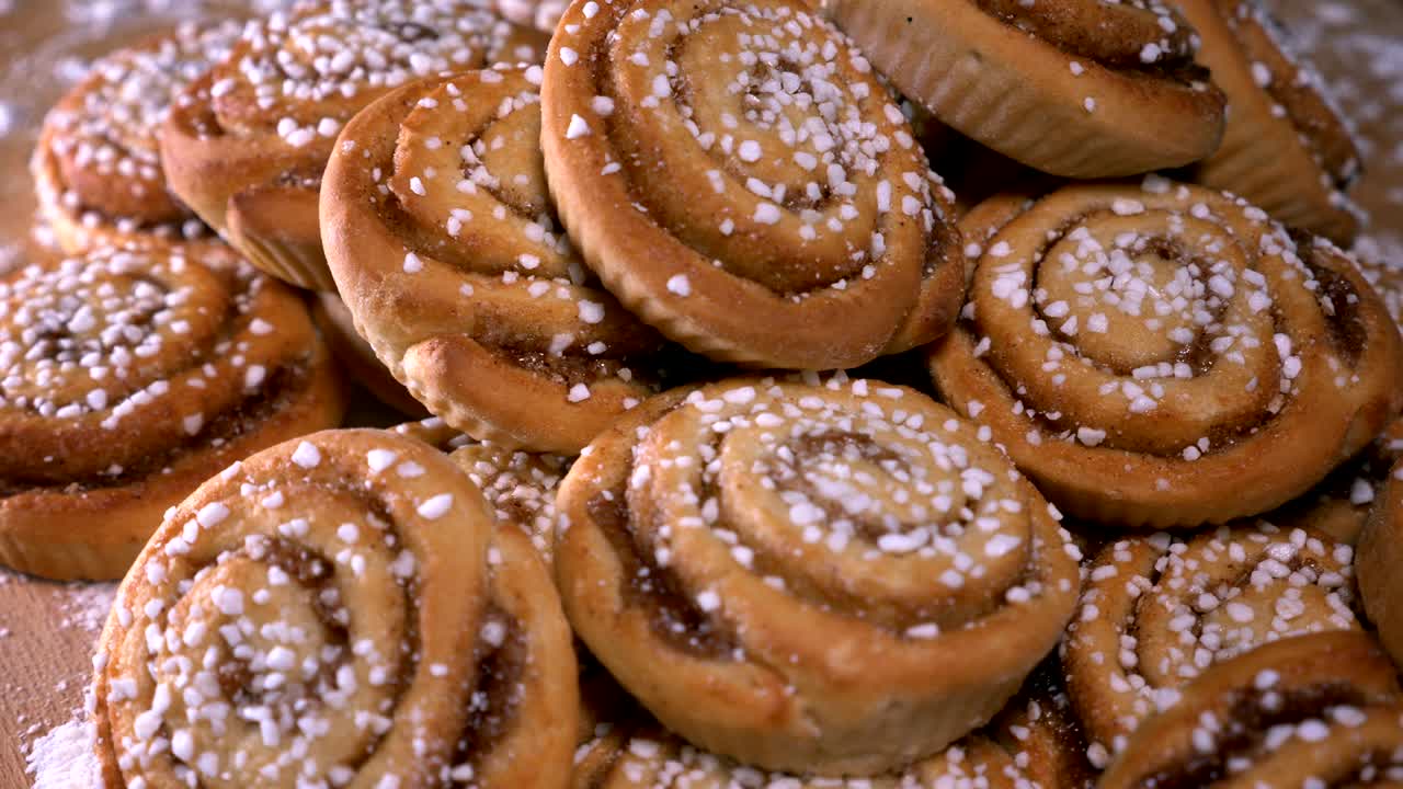 Taze pişmiş ev yapımı tarçınlı çörekler