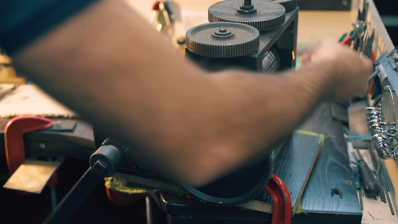 joyería forja-rollos barra de oro con rodillos mecánicos de cerca
