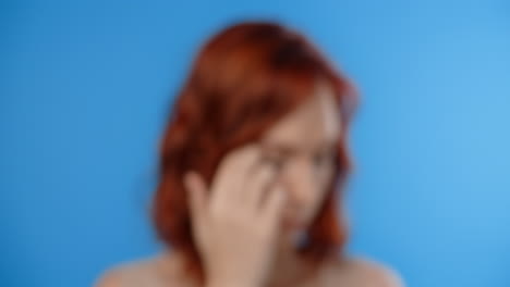 은 머리카락을 가진 웃는 여자