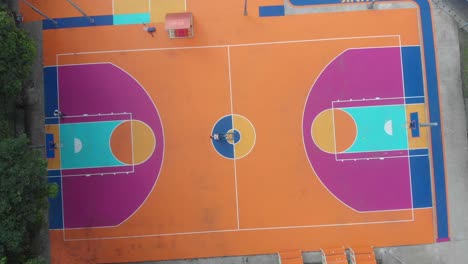 Luftaufnahme-Des-Farbenfrohen-Basketballplatzes-In-Kuala-Lumpur,-Malaysia