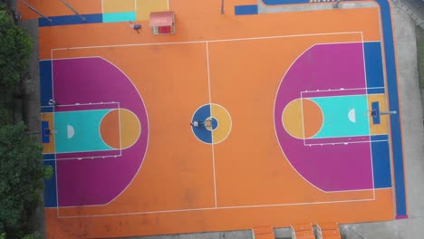 vista aérea de la colorida cancha de baloncesto en kuala lumpur, malasia