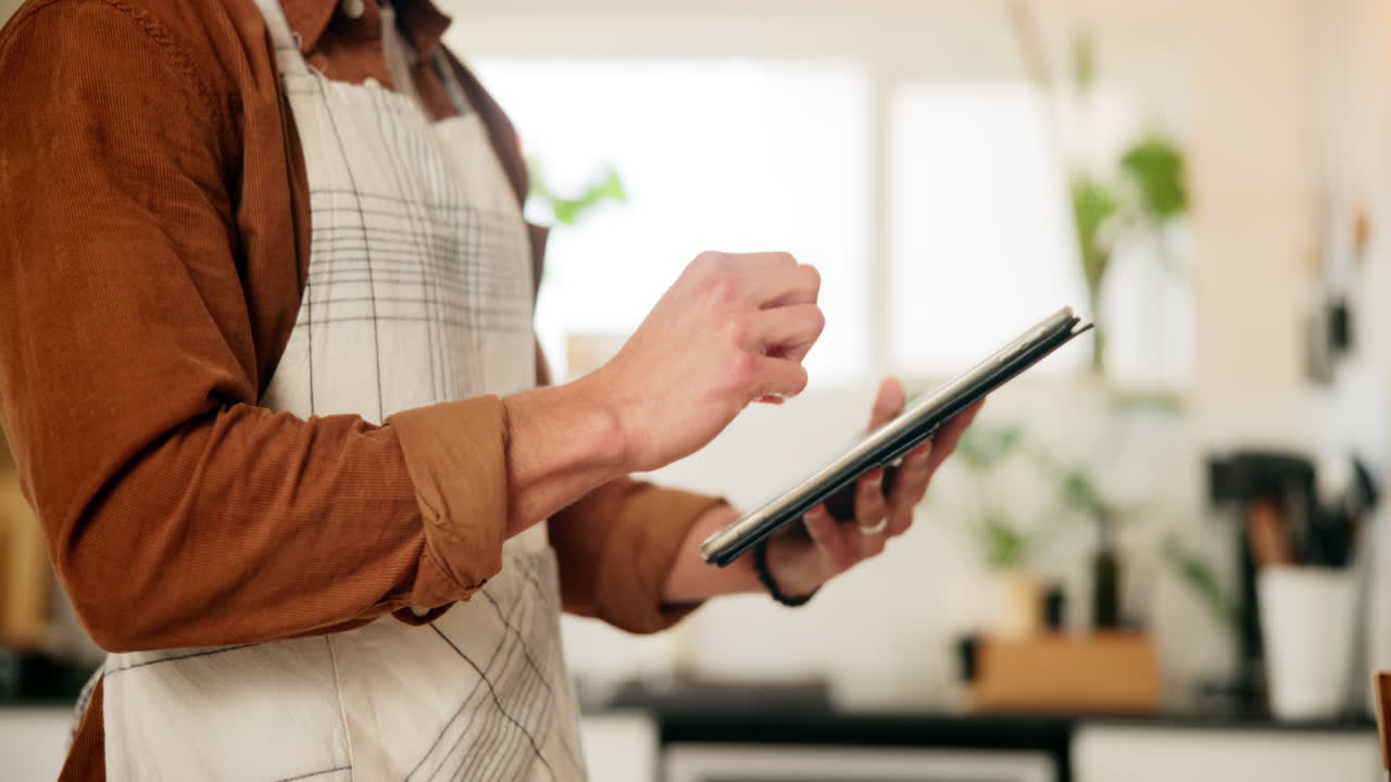 hombre usando tableta en la cocina