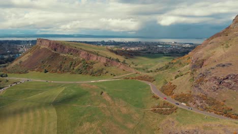 Drohnenaufnahme-Von-Autos,-Die-Durch-Den-Holyrood-Park-Fahren