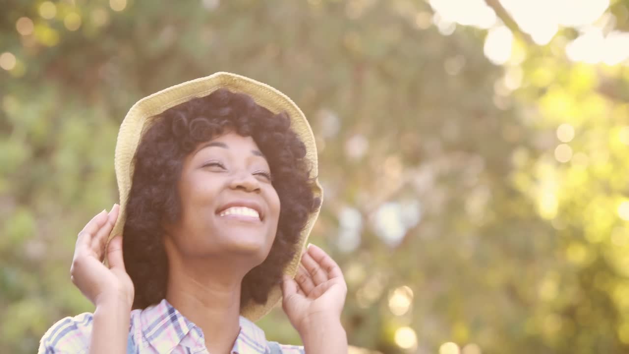 매력적인 젊은 정원사 카메라를 찾고