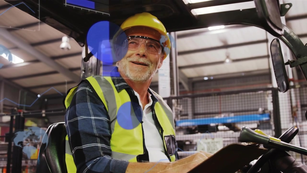 Operatore su carrello elevatore che scansiona scaffali, annotando sulla clipboard per sicurezza con sovrapposizioni AR blu che appaiono.